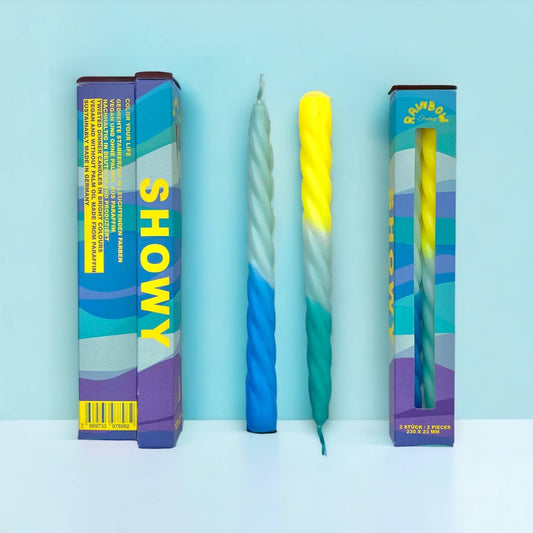 Zwei gedrehte Kerzen Rainbow