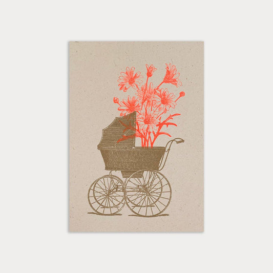 Postkarte zur Geburt / Kinderwagen mit Blume / Ökopapier
