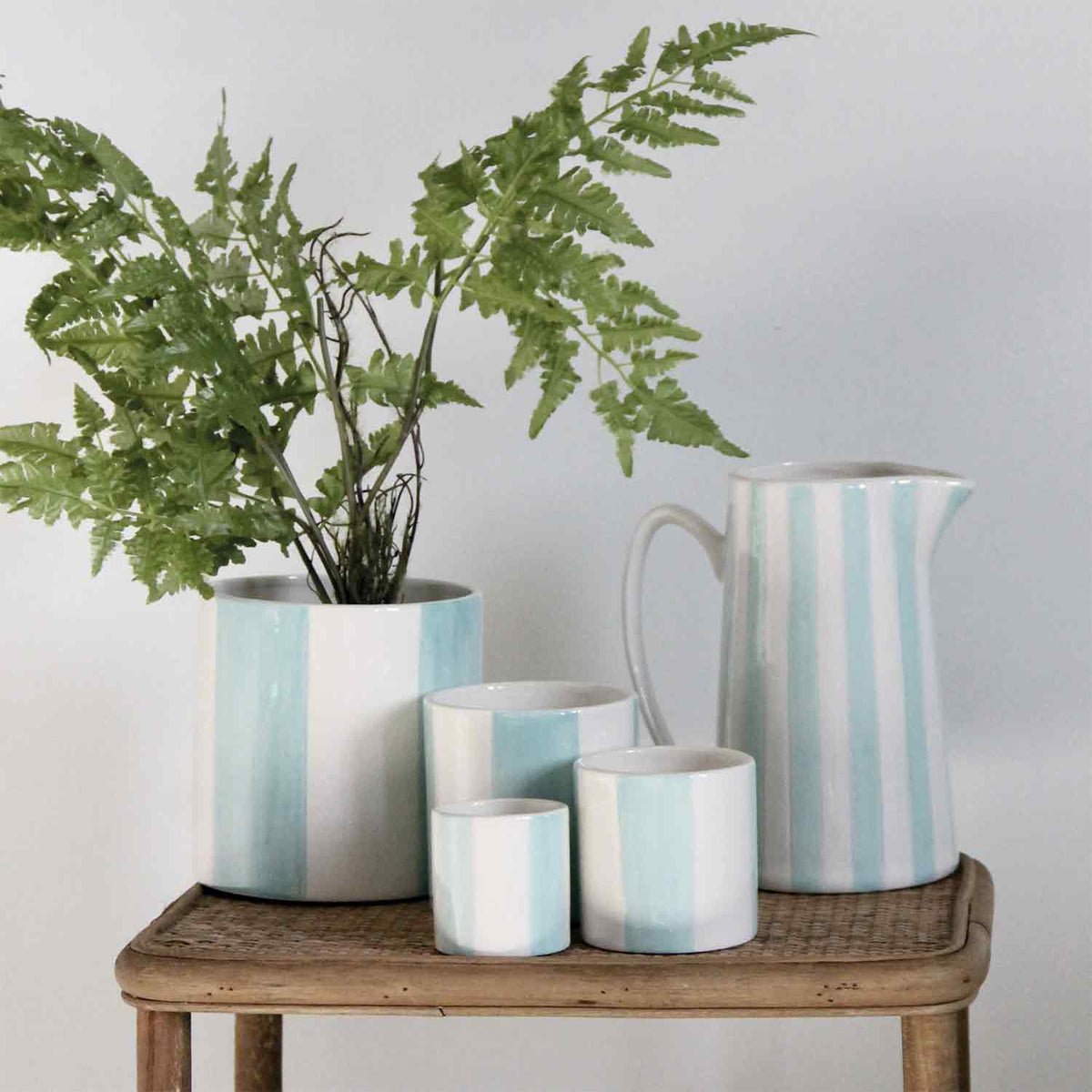 Set aus 4 blau gestreiften, mattierten Töpfen, Ø 14 × H 14 cm: Frostiges Blau